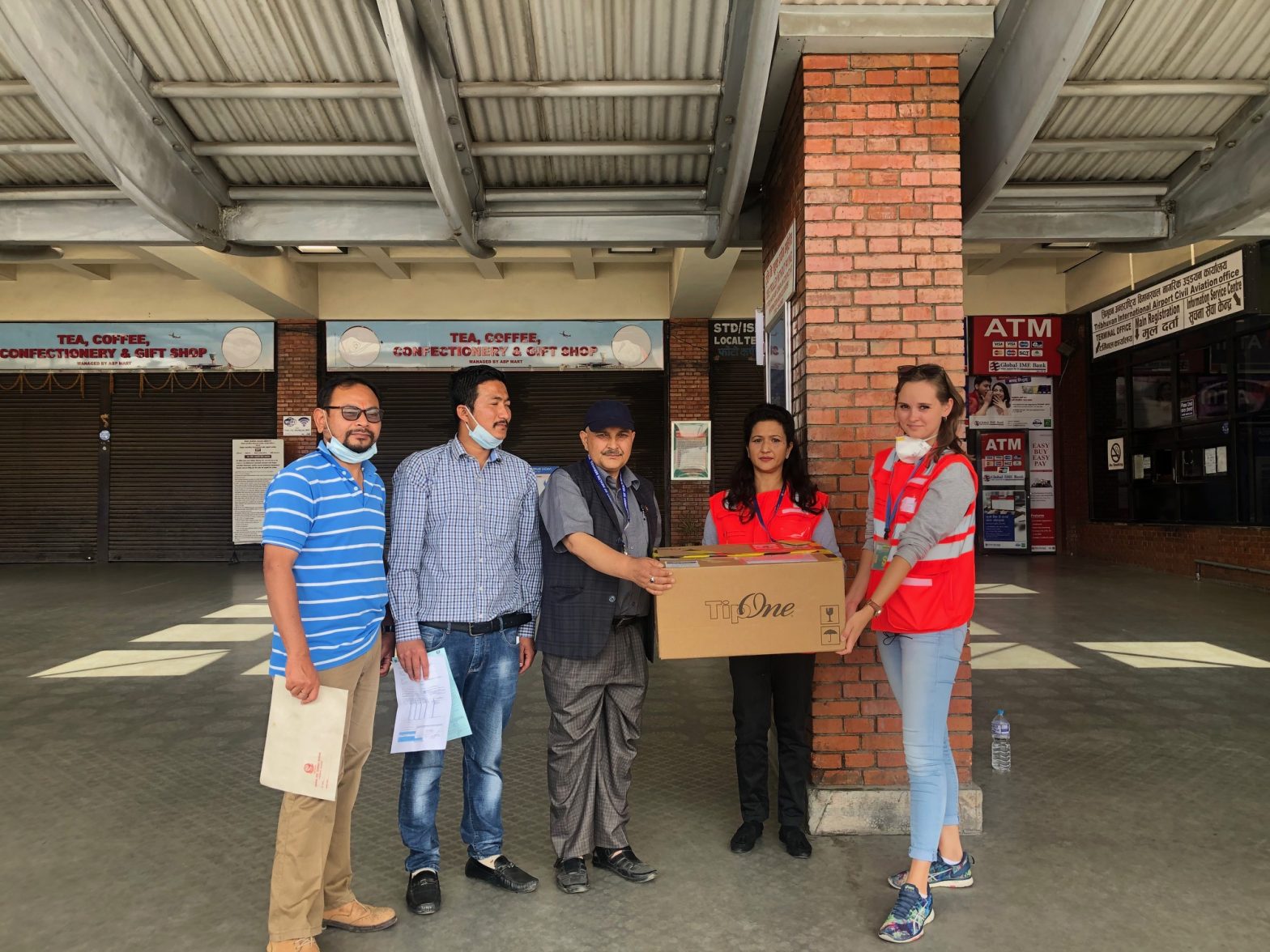 Gemeinsam sind wir stärker – Deutschland unterstützt Nepal bei COVID-19 – Dank eines französischen Rückführungsflugs.